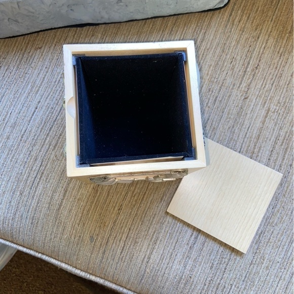 Rotating music box with slots for four photos and a central compartment. Silver. - Picture 7 of 7